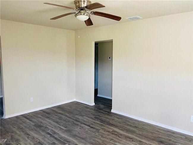 Building Photo - 9850 La Branch Dr