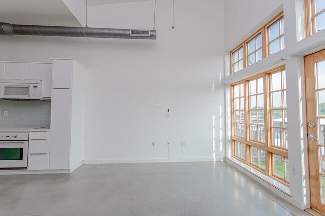 Building Photo - 2235 E 6th St