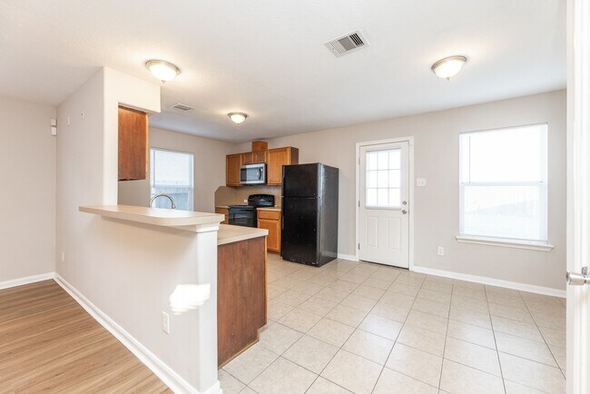 Building Photo - 1006 Vernage Rd