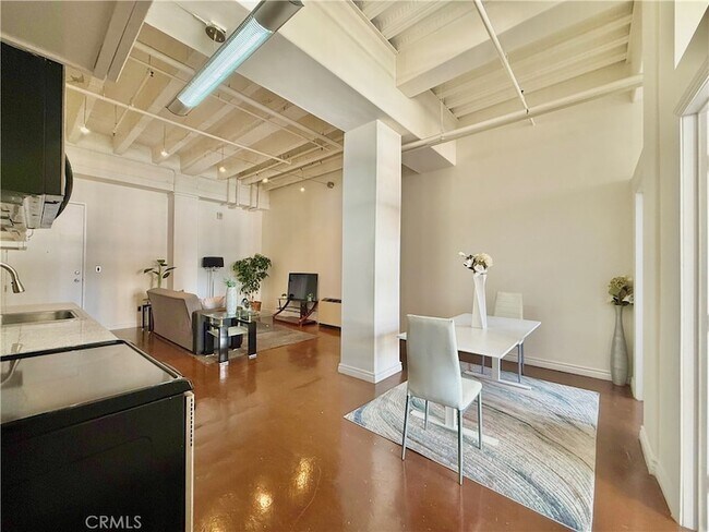Building Photo - 312 W 5th St