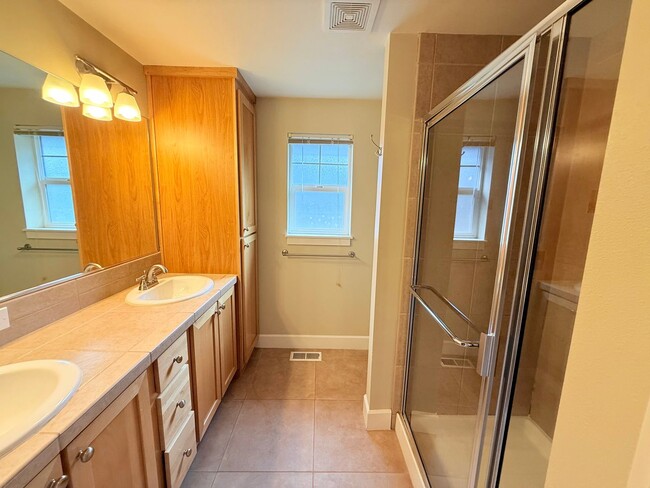 Building Photo - West Seattle Townhome