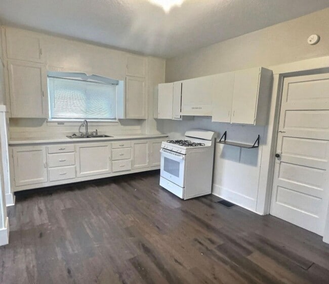 Building Photo - Welcome to our charming 1 bedroom