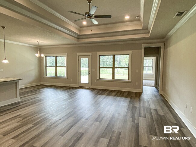 Building Photo - 10078 Lakeview Dr