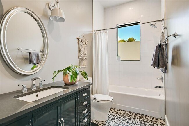 Building Photo - 2011 Arpdale St