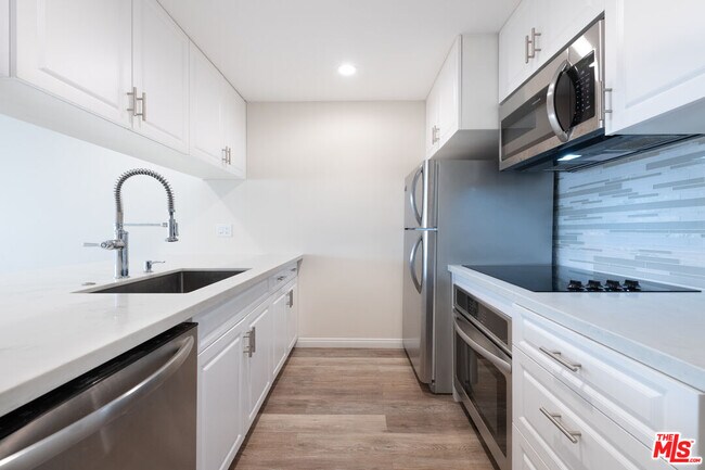 Building Photo - 532 N Rossmore Ave