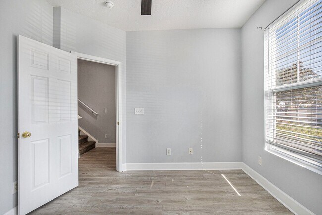 Building Photo - Beautifully Updated 3BR/3BA Coastal Townhome in Prime Location!