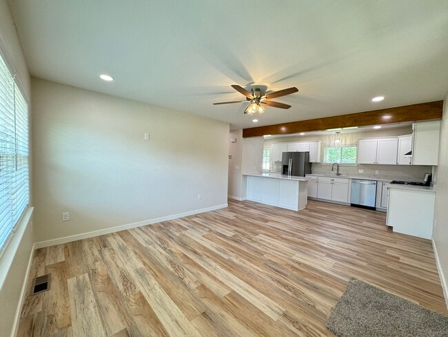 Building Photo - 1442 E Broadway St