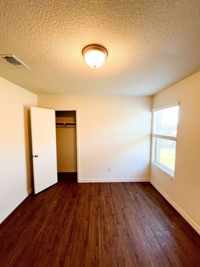 Building Photo - 1519 Justin Lp