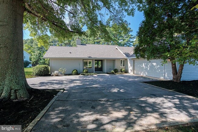 Building Photo - 102 Golf Ct