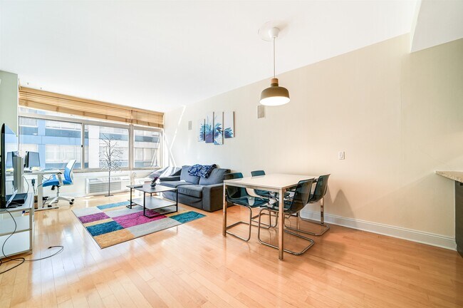 Building Photo - 10 Regent St