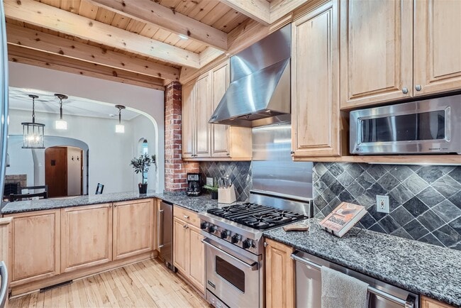 Building Photo - 695 Ash St.