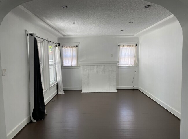 Building Photo - 727 N Alta Vista Blvd