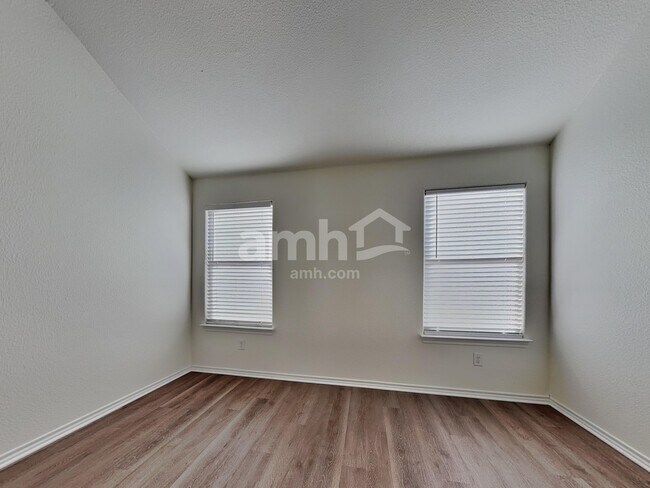 Building Photo - 924 Mesa Vista Dr