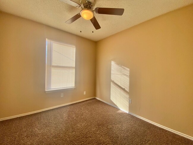 Building Photo - 3 bed 1.5 bath now available.