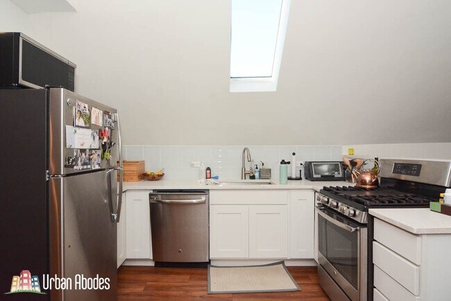 Building Photo - 3031 N Hamlin Ave