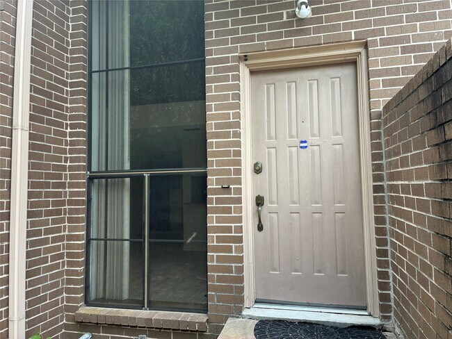 Building Photo - 13784 Hollowgreen Dr