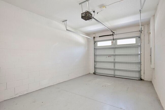 Building Photo - Elegant 2/2.5 Townhome in Guard-Gated Eagl...