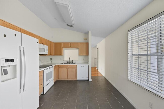 Building Photo - 6029 Lake Pointe Dr