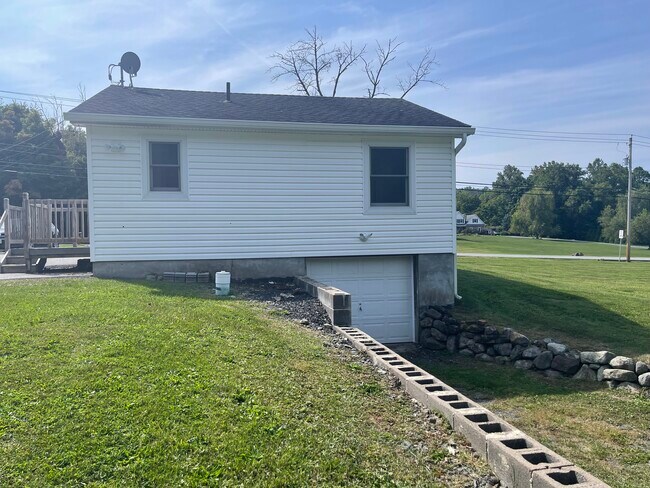 Building Photo - 184 Pine Island Tpke