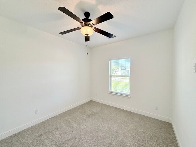 Building Photo - Luxurious 4-Bedroom Home