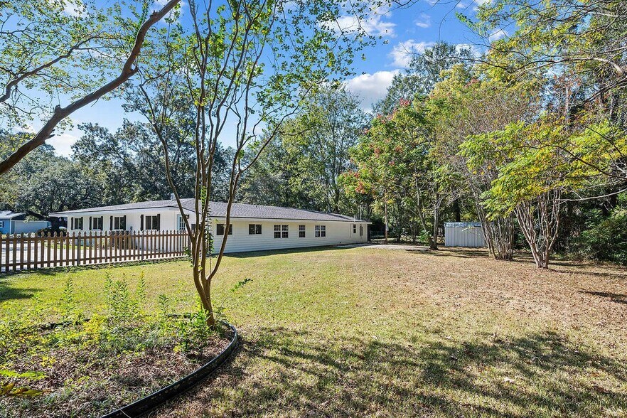 Building Photo - 5163 Abelia Dr