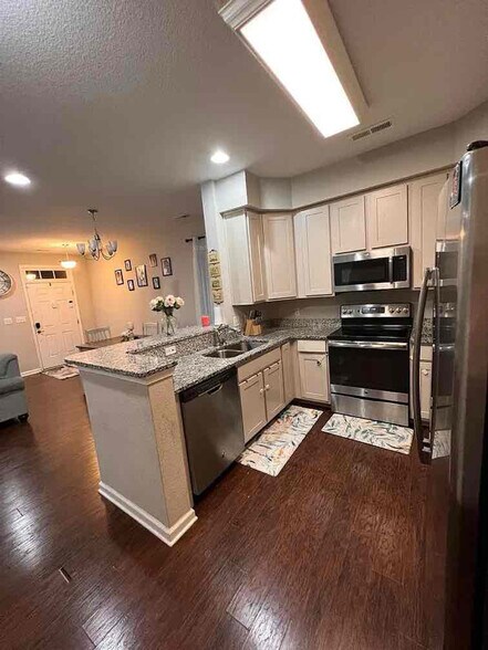 Building Photo - 601 Freeman Dr