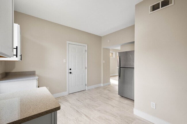 Building Photo - 313 Kambach St