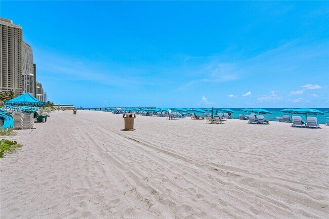 Building Photo - 16500 Collins Ave