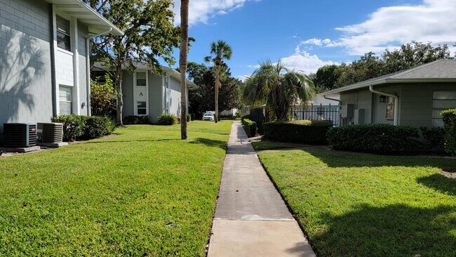 Building Photo - SANFORD: 2nd Floor Condo Sandlewood Villas