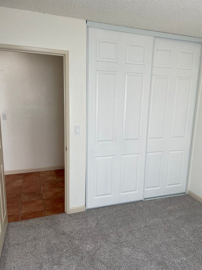 Building Photo - Bright and Charming 3 Bedroom 2 Bath Condo with Patio and A/C!