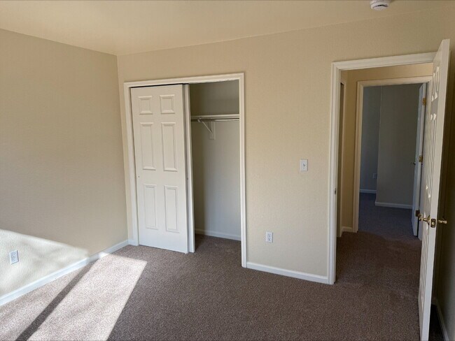 Building Photo - "Spacious 4-Bed, 3-Bath Gem on Franklin Drive – Modern Living in Boulder!"