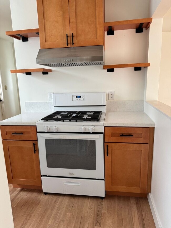 Building Photo - COMPLETELY REMODELLED 1 BEDROOM DUPLEX FOR LEASE!