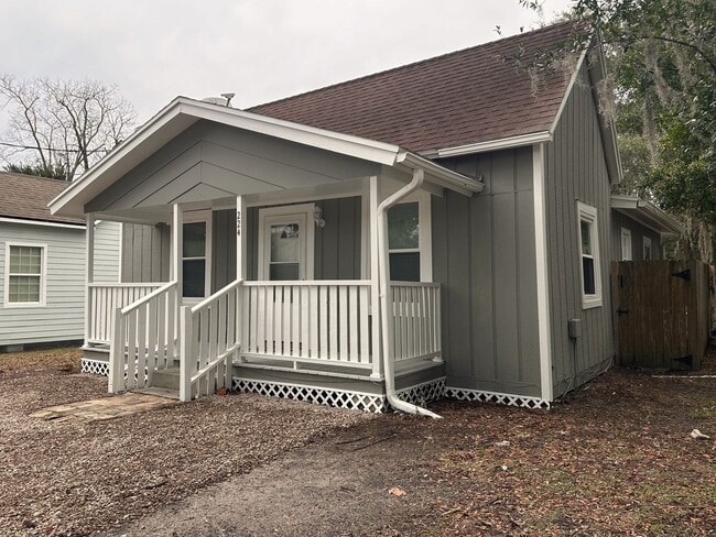 Building Photo - Fernandina Bungalow! Close to Downtown and the beach!