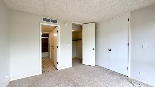 Building Photo - SPACIOUS 2 BED/2 BATH/1 PRKG & WASHER/DRYE...