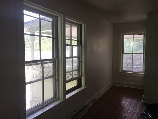 Building Photo - 139 Railroad St