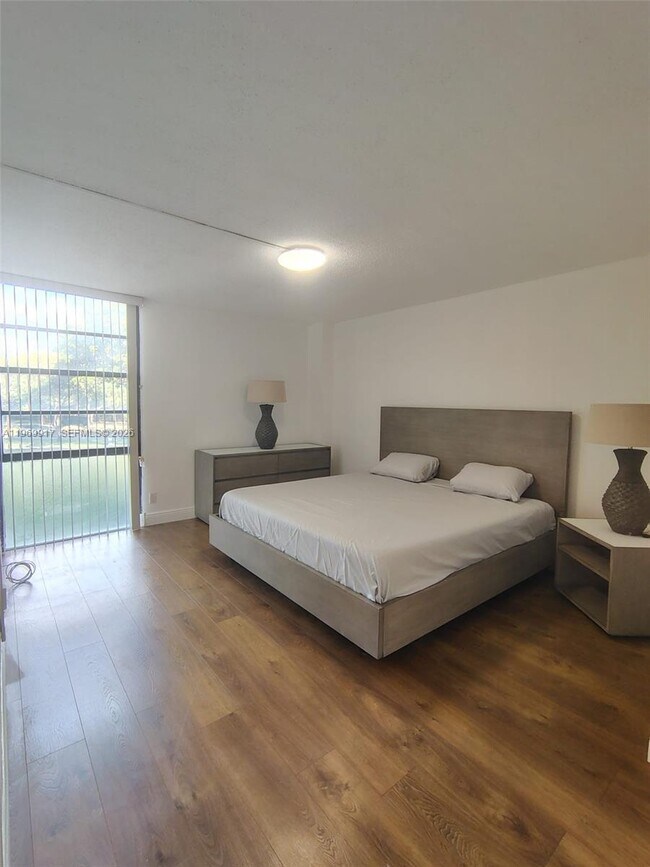 Building Photo - 20400 W Country Club Dr