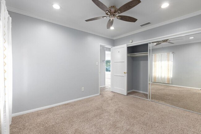 Building Photo - 4804 Iroquois Ave