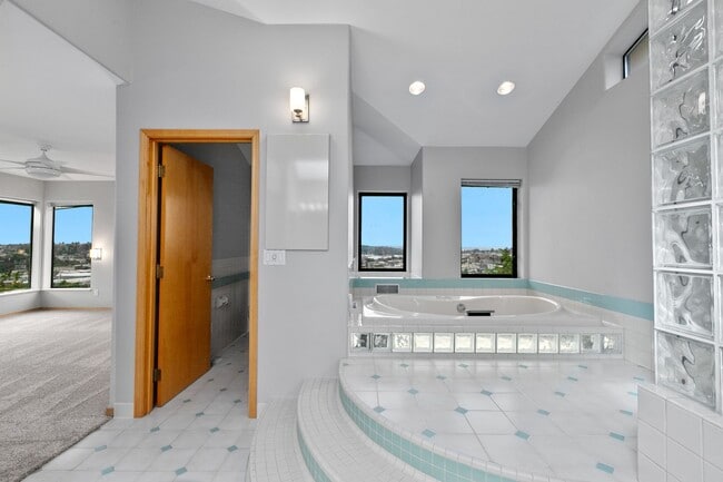 Building Photo - 4Bd/2.5Ba Seattle House