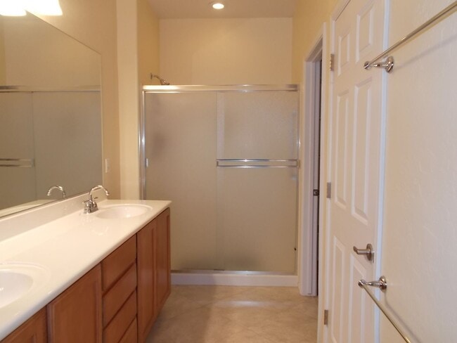 Building Photo - Elegant Single-Story Home in a Gated Commu...