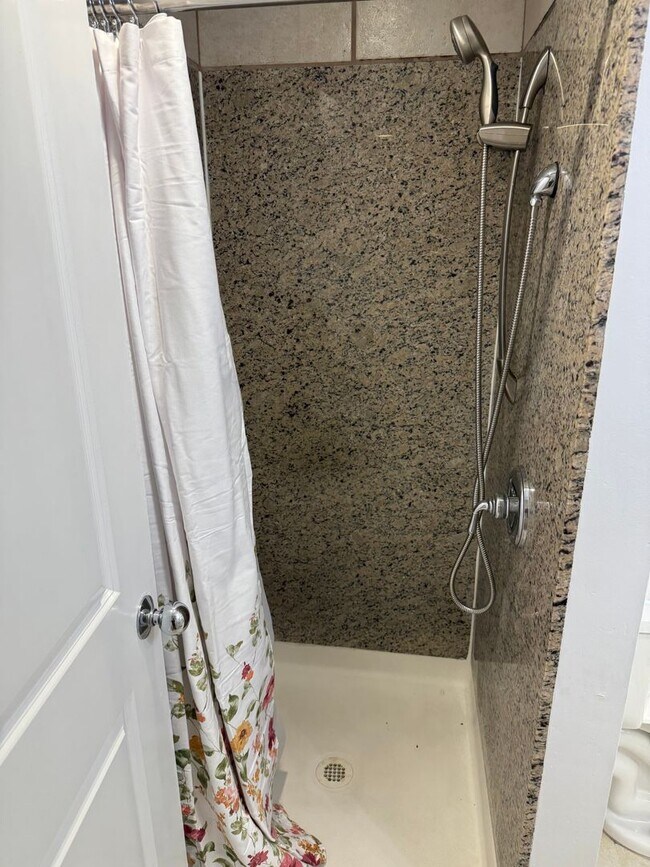 Building Photo - Studio Apartment -Open House  Tuesday the 17th at 5pm