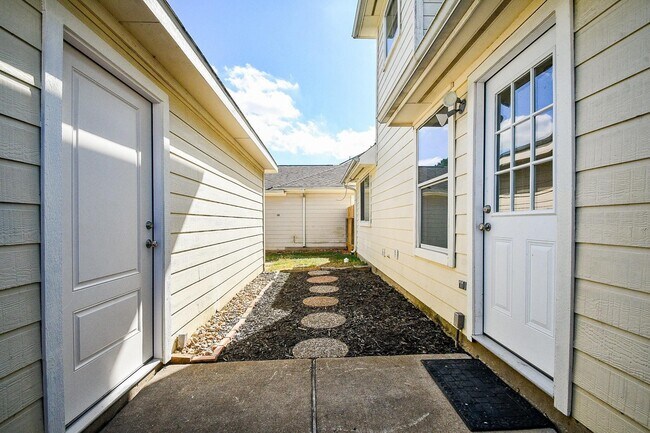 Building Photo - 6233 Lone Prairie Way