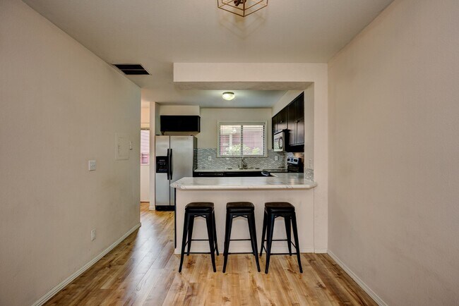 Building Photo - Central 2 bed 1.5 bath Townhouse