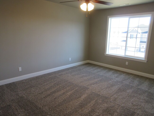 Building Photo - Move-In Bonus - Newer Town home living in ...