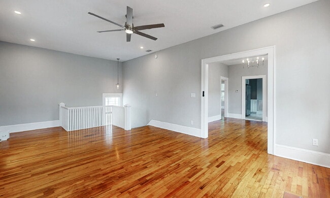 Building Photo - Stunning Upstairs 2-Bed, 1-Bath, Kitchen, ...