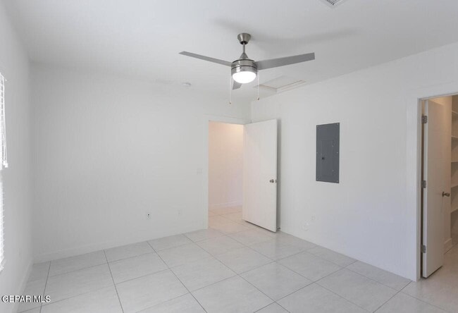 Building Photo - 410 Thorn Ave