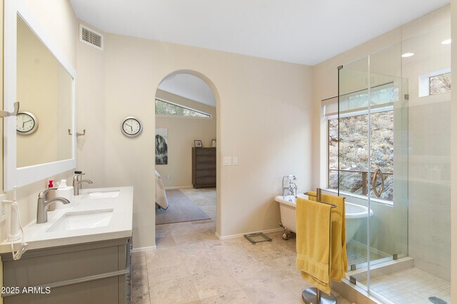 Building Photo - 126 W North Ln