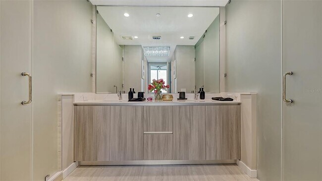 Building Photo - 301 QUAY Cmn