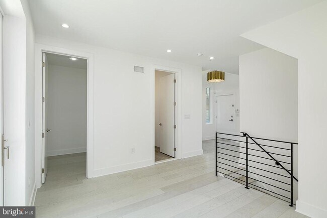 Building Photo - 142 S Front St