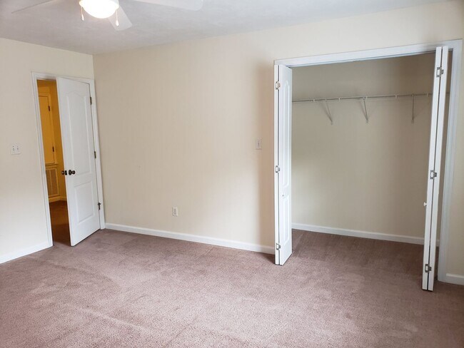 Building Photo - Large 4 bedroom town home with ceramic tile for rent right away for $1650