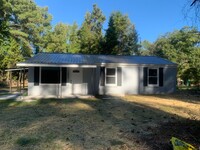 Building Photo - 3-Bedroom Renovated Home